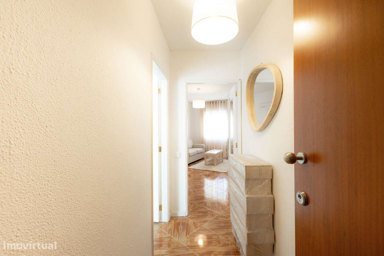 T2 com varanda, garagem e localização central-10