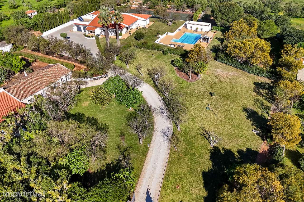 Moradia de luxo com piscina, anexo, campo de ténis  e jardim-47