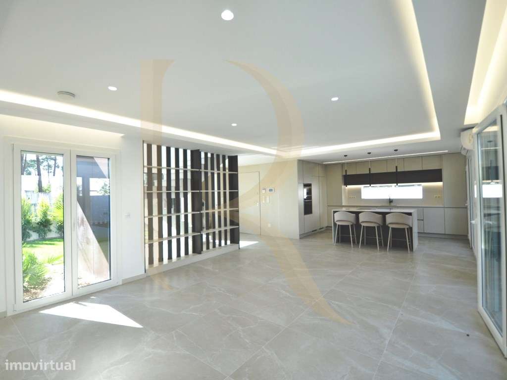 Moradia T3 isolada com piscina, churrasqueira e garagem na Aroeira-11