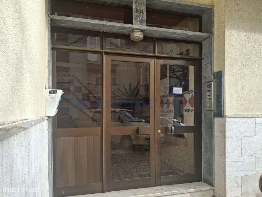 Ótimo apartamento T1 com varanda e arrecadação no Cacém - Grande imagem: 2/17