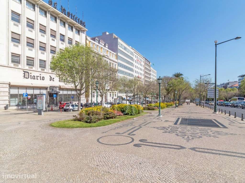 Penthouse T3 com varanda ampla e garagem privada, em Lisboa-38