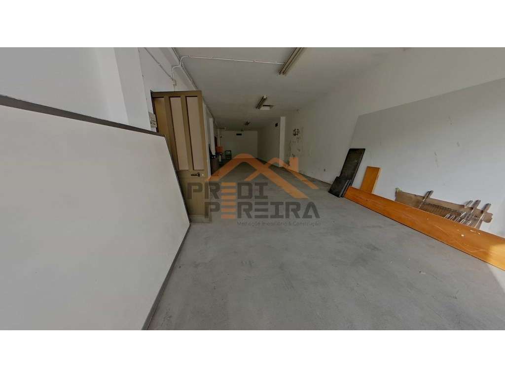 Situado na Ponte da Bica, Caneças, armazém à venda. - Grande imagem: 2/21