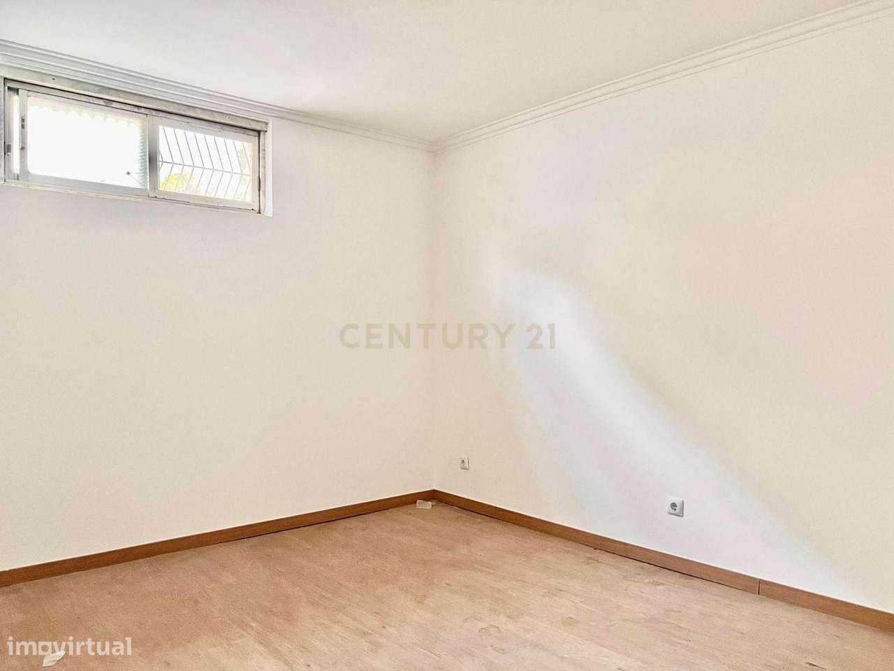 Venda conjunta de apartamento e dois armazéns em Caneças (Ponte da Bic-6