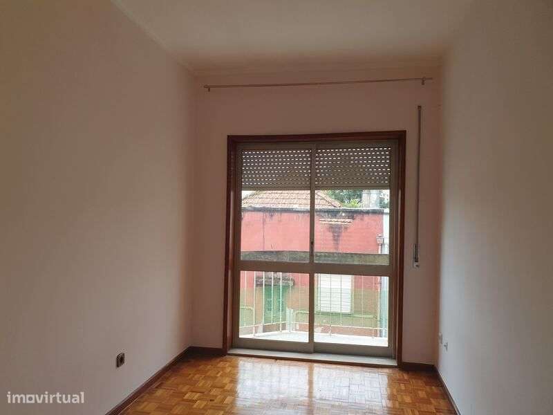 Apartamento T2 com 111 m2 no Porto-9