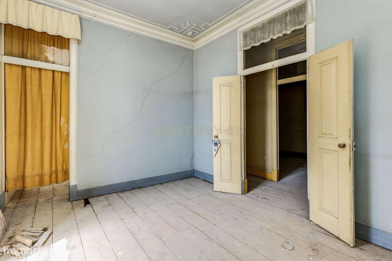 Prédio para reabilitação total em Cacilhas – excelente oportunidade de-11