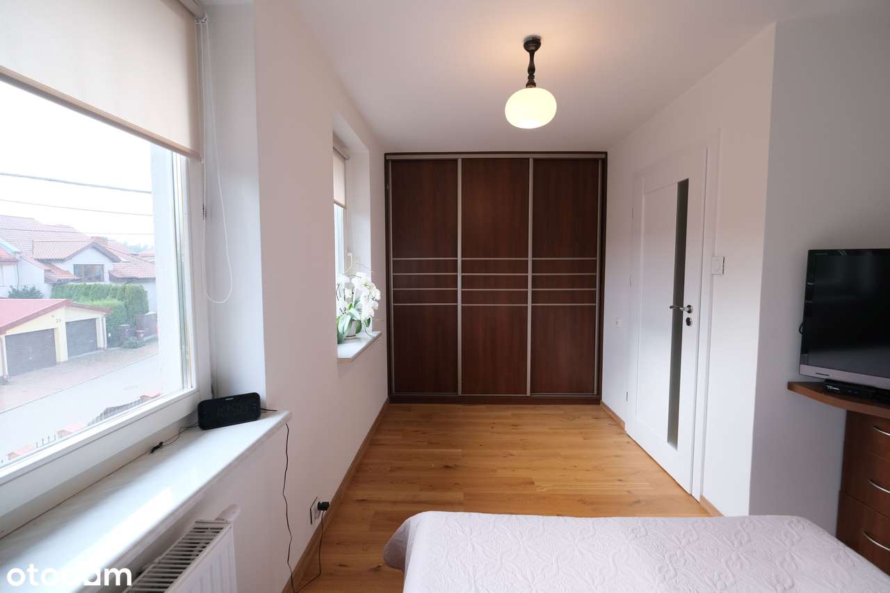 Klasyczny dom w zabudowie szeregowej na osiedlu Jaroszówka przy lesie-13