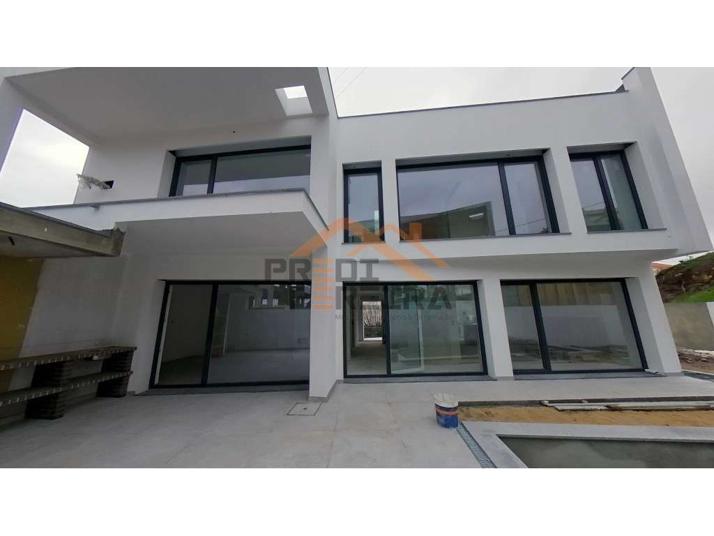 Moradia T4 de luxo com piscina e garagem - Oportunidade Única! - Grande imagem: 3/40