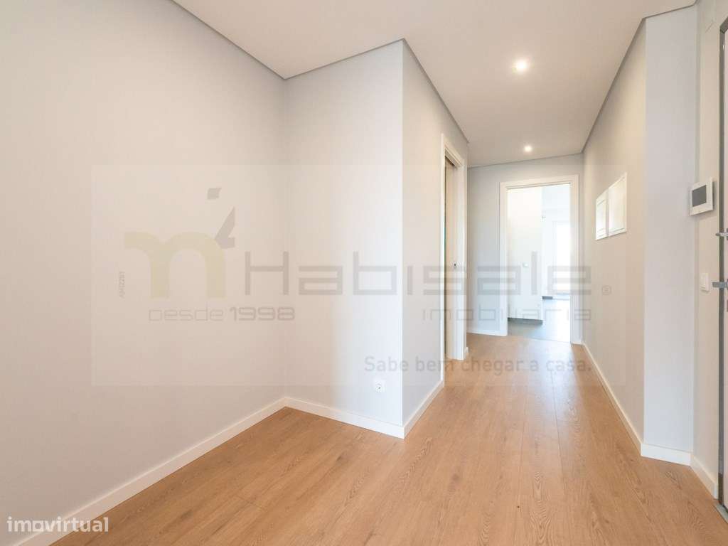 T3 Excelentes Acabamentos com Box Perto da Praia de Carcavelos-7