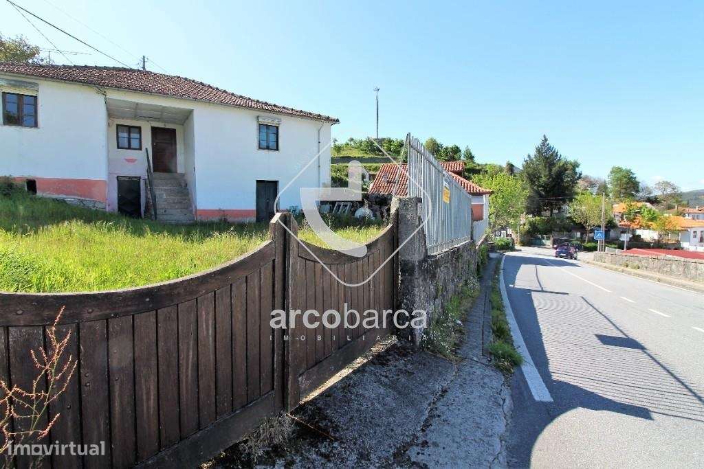 Moradia em pedra para remodelar, com terreno,  à entrada da Vila de Pa-17