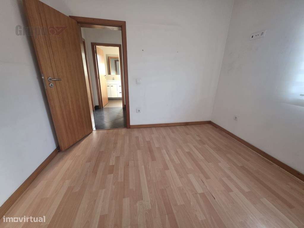 Moradia T3 com Armazém de 300m² - O Equilíbrio Perfeito entre Habit...-17