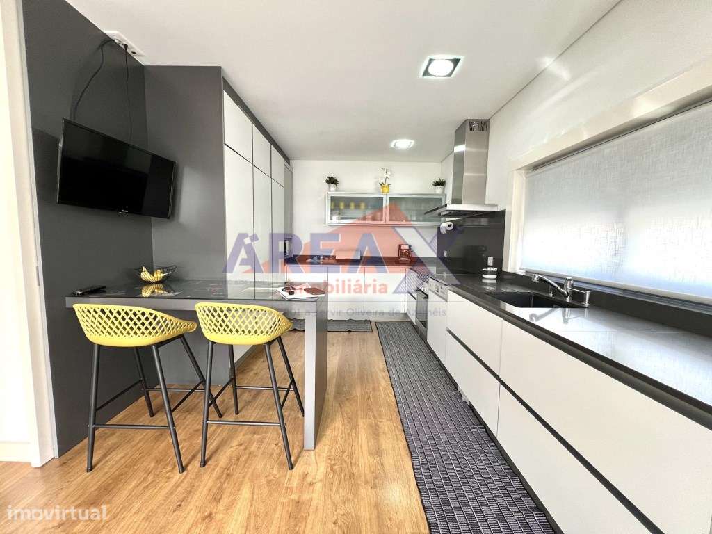 Moradia T4 de Arquitetura Moderna | Excelente Estado-17