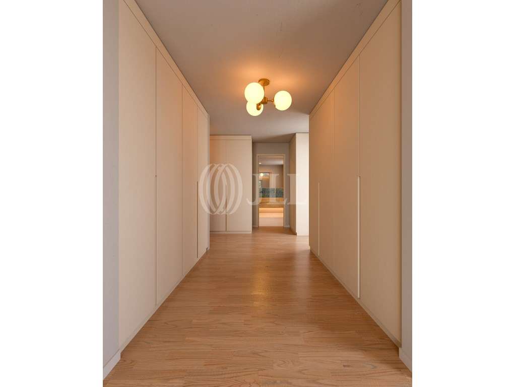 Moradia T5 com jardim e piscina em Queijas Oeiras-9