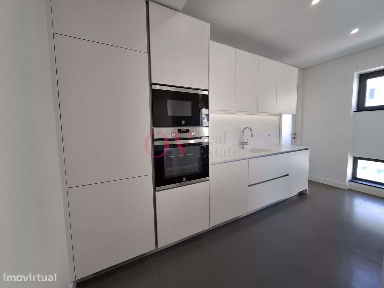 Apartamento T4 com remodelação total na rotunda da Boavista-3