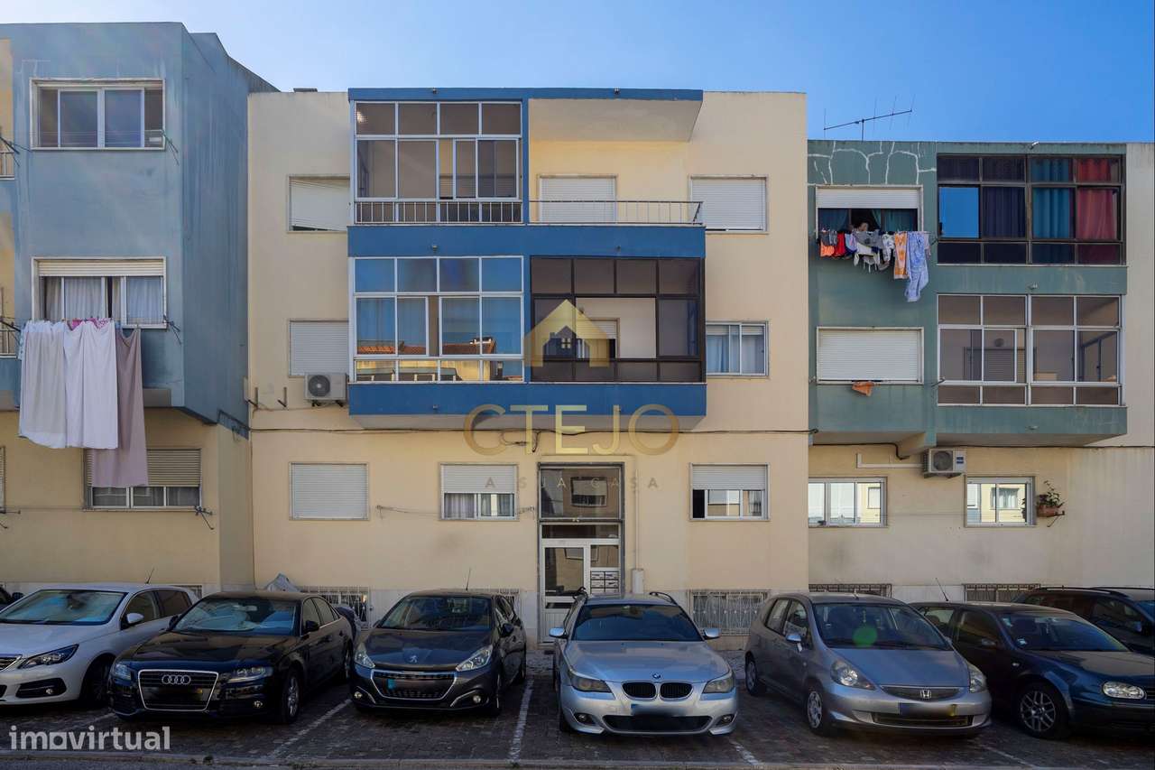 Apartamento T2  com varanda e arrecadação em Vale de Figueira , São Jo-0