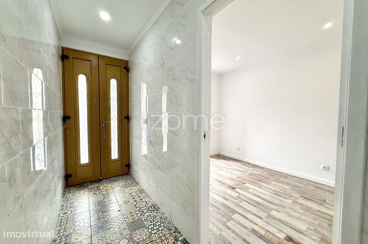 Moradia T1+3 Renovada com Quintal e Aproveitamento de Sótão – Arrif... - Grande imagem: 3/36