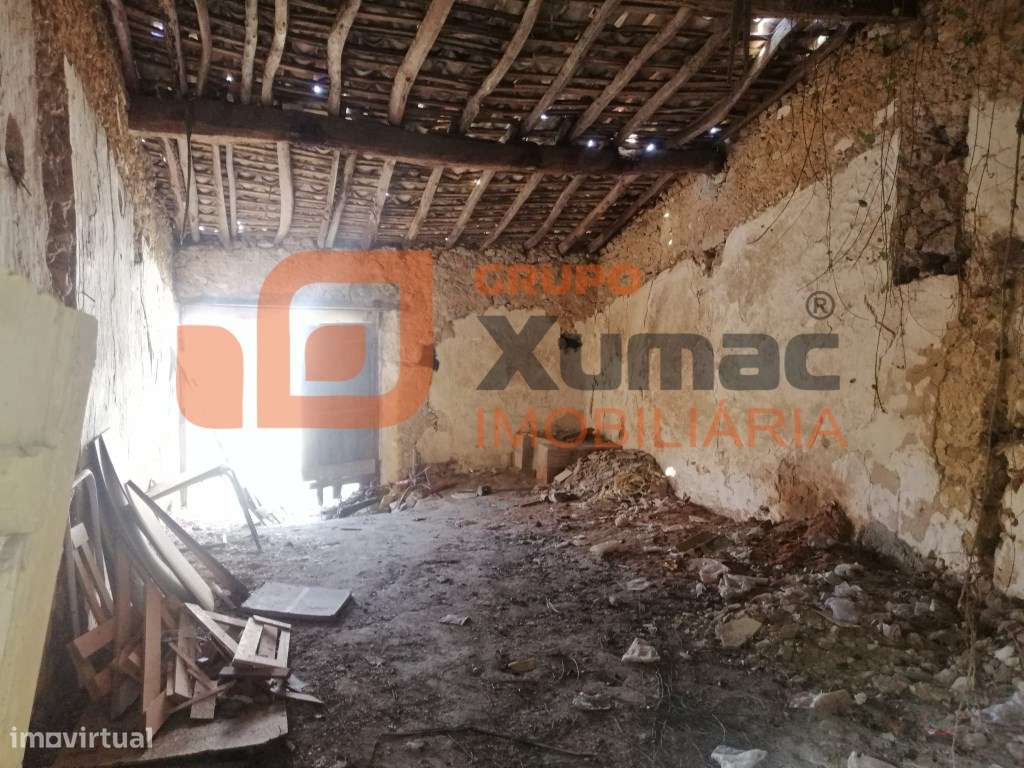 Imóvel para recuperação total no centro do Olho Marinho- Óbidos-6