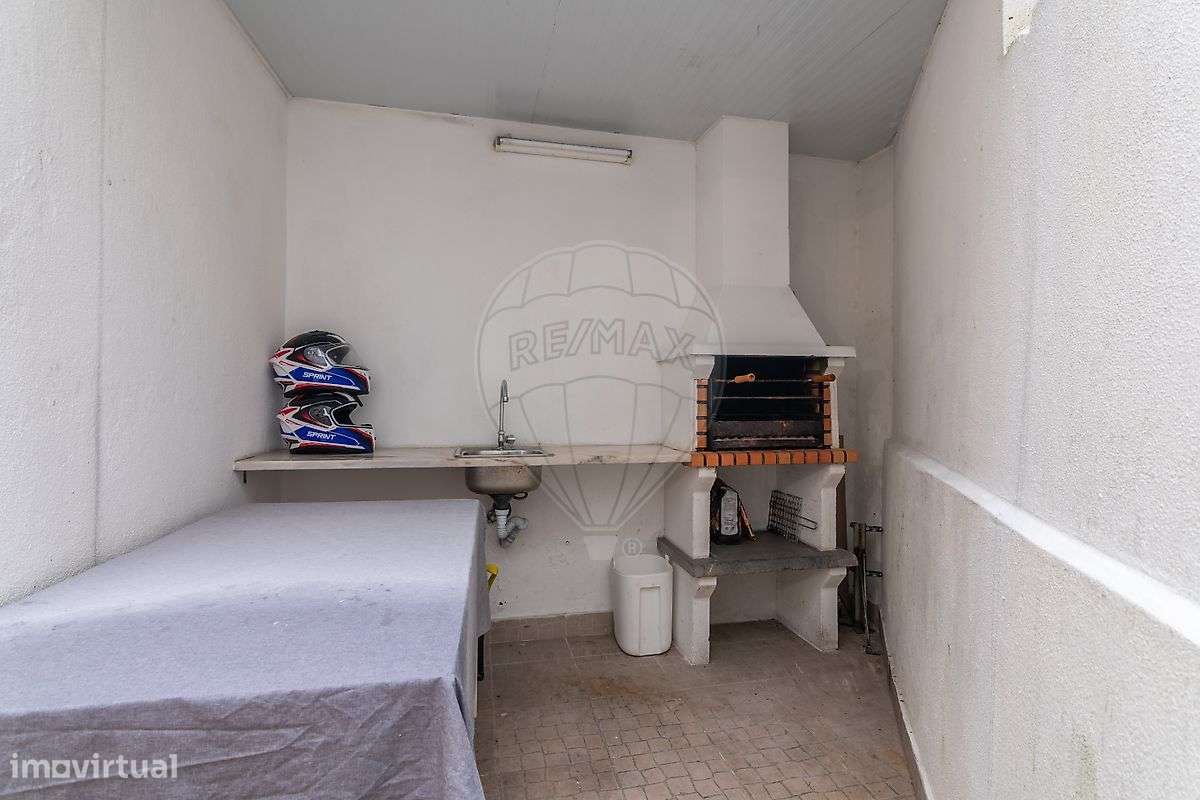 Apartamento T3 remodelado nas Paivas, com logradouro-22