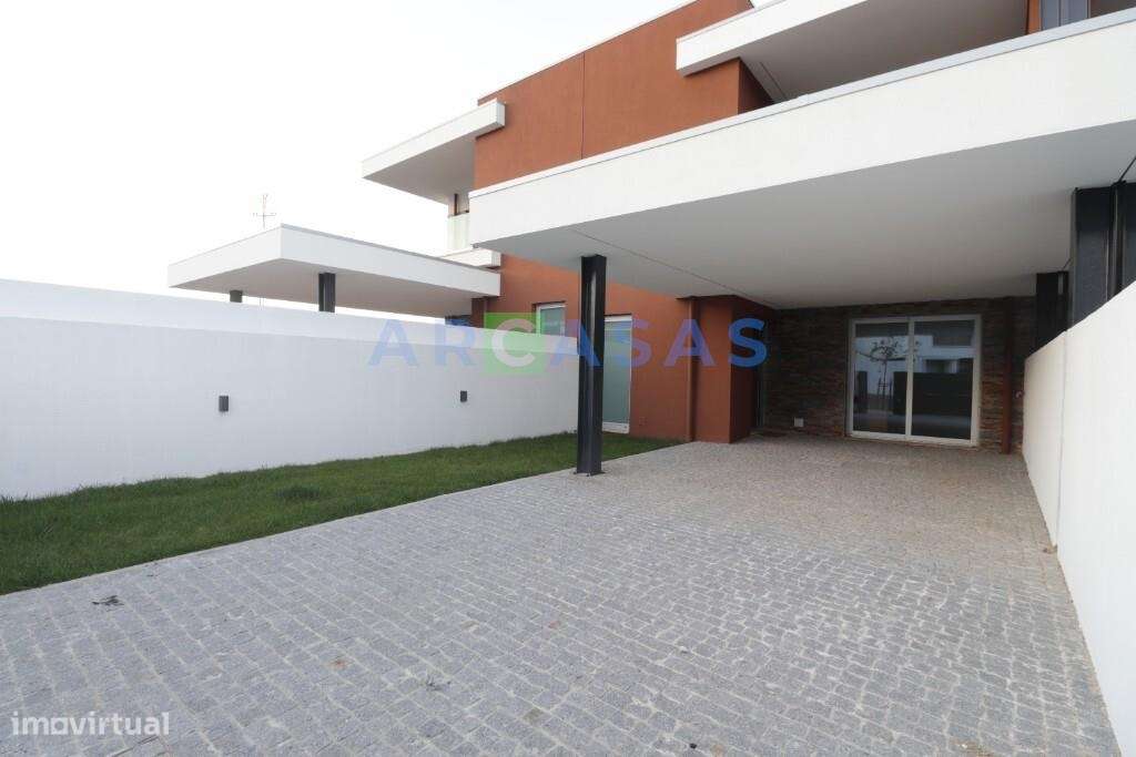 Moradia V3 com jardins e estacionamento na Trofa-32