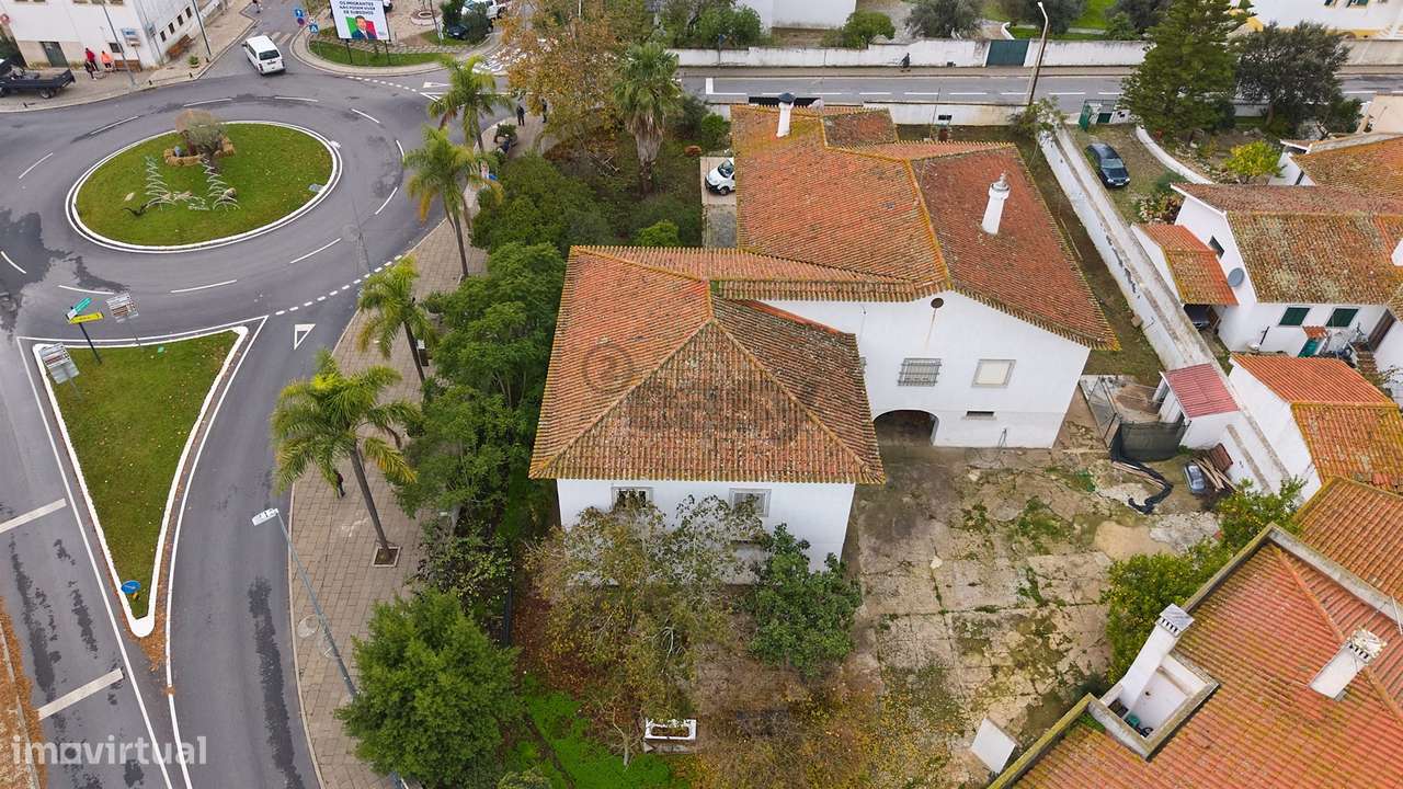 Moradia Senhorial com 16 divisões com Arrumos e Jardim, centro-15