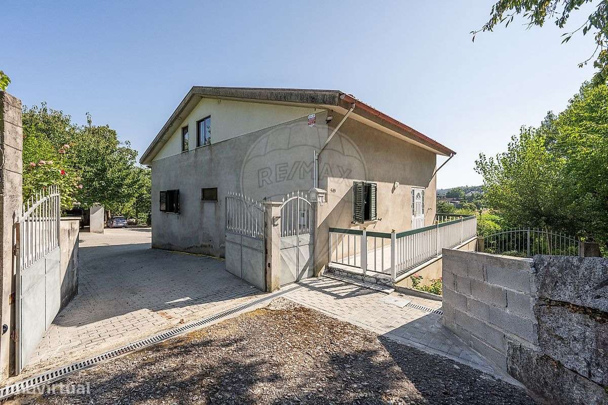 Moradia T4 com Terreno e Árvores de Fruto em Moure, Vila Verde-22