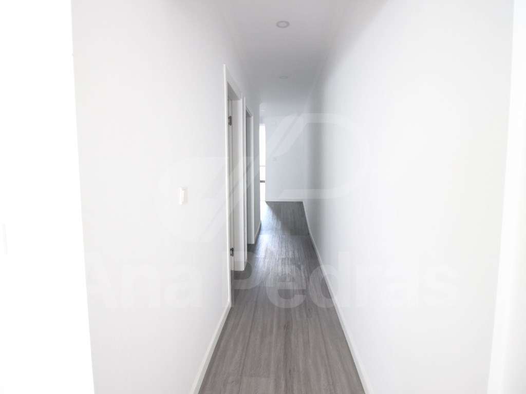 Moradia T2 Totalmente Reconstruída em Sarilhos Pequenos - Moita-6