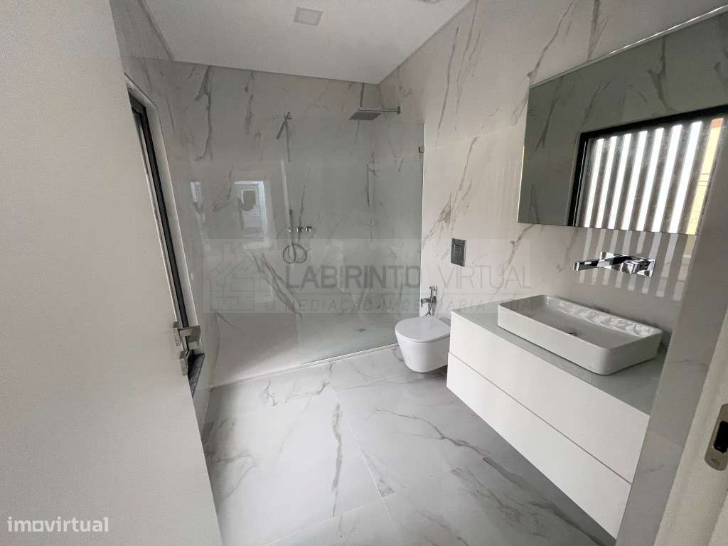 Vende-se Moradias T4 em Condomínio privado, no Fanqueiro - Loures-15