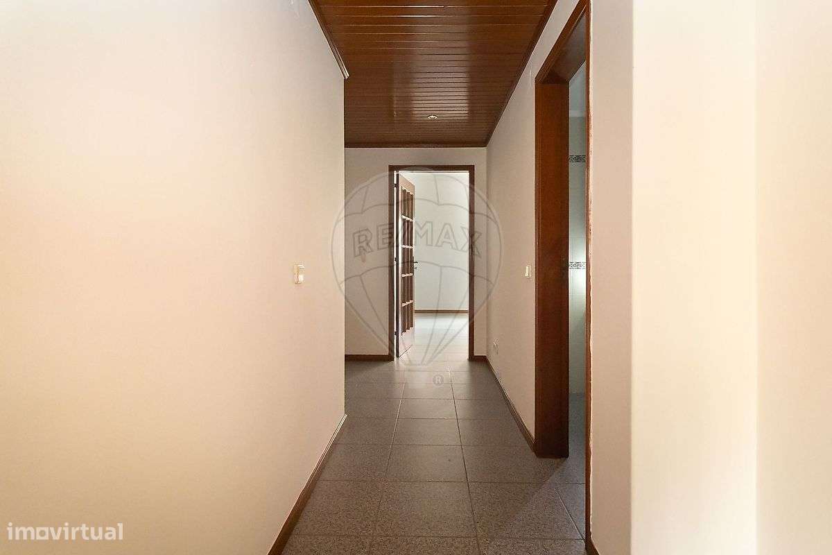 Apartamento T2 com Arrecadação em Paio Pires-14