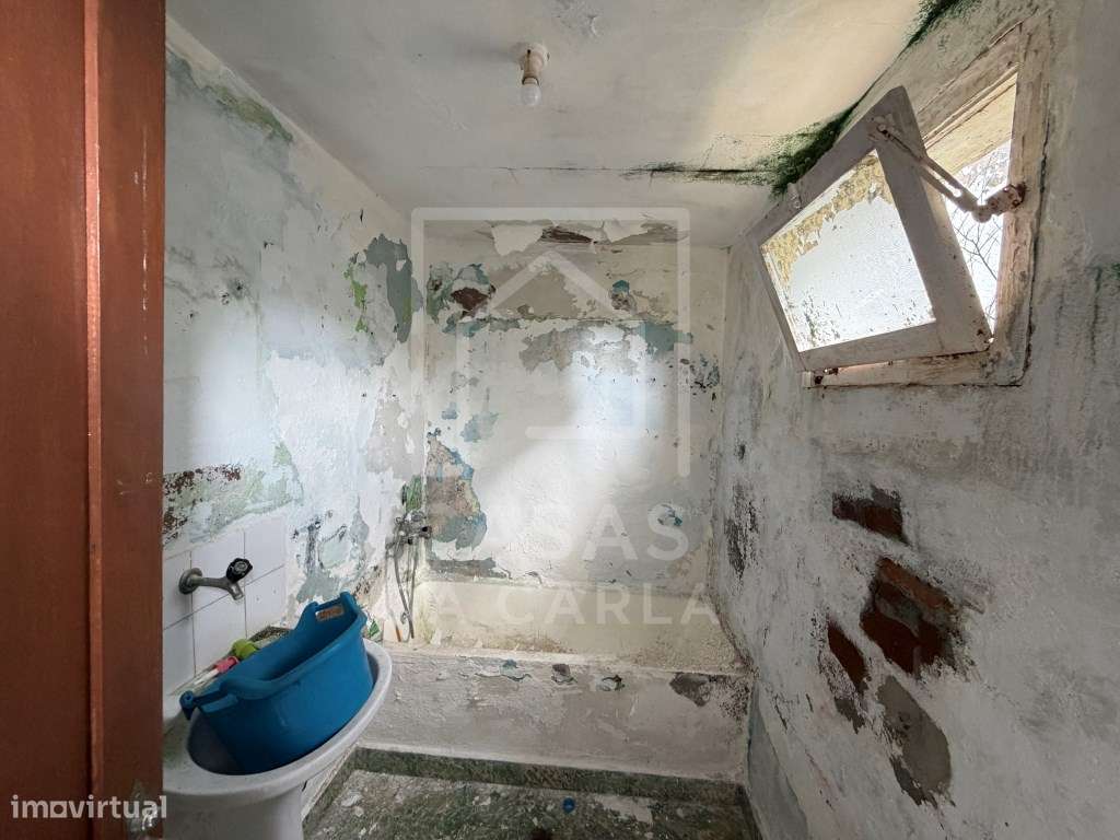 Moradia T4 com quintal e garagem em Cuba para obras-15