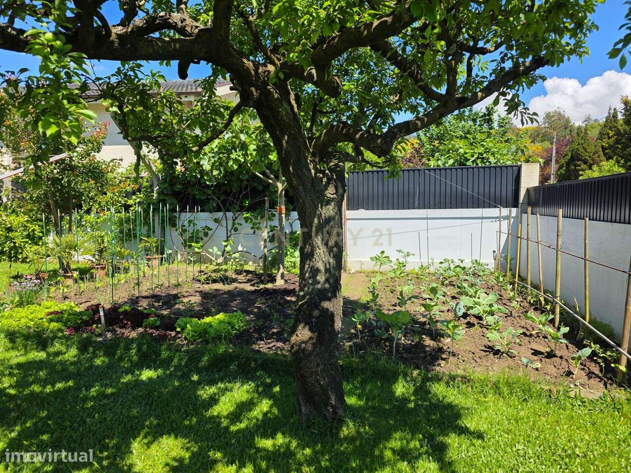 Moradia situada em Beire / Paredes-12