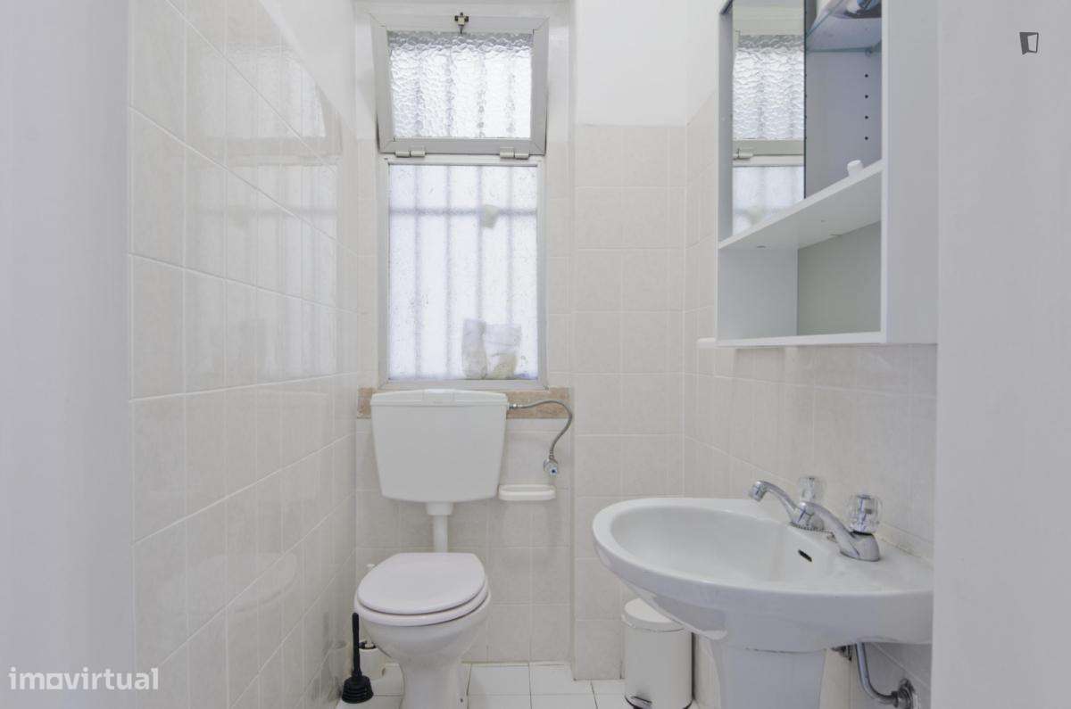 Quarto - localizado em Intendente Lisbon - Grande imagem: 5/9