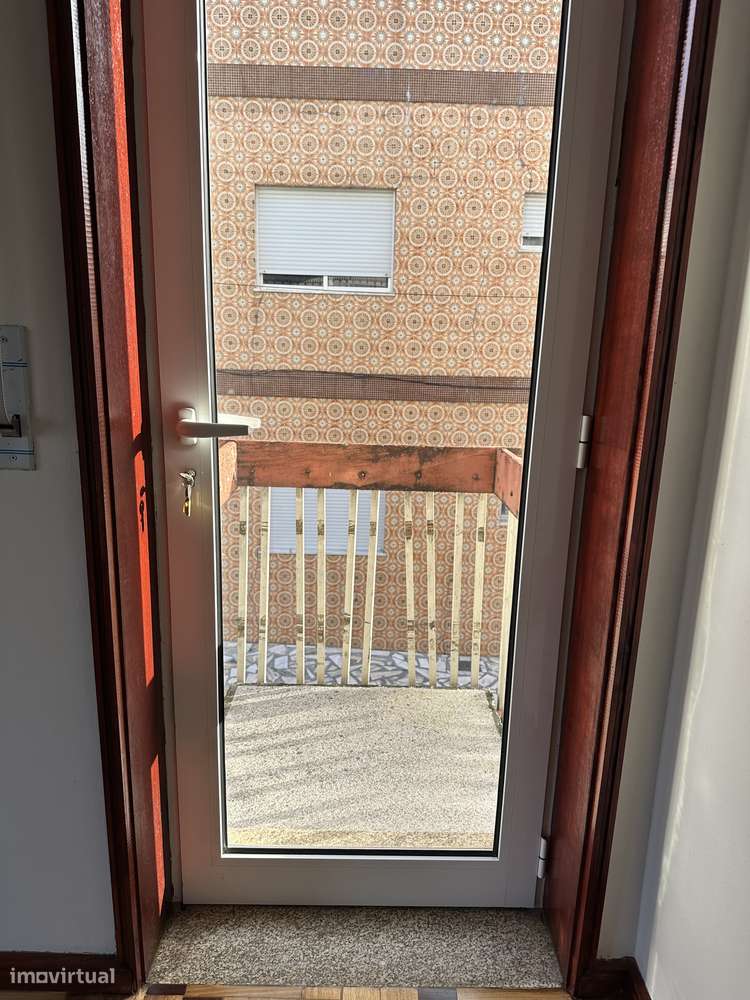 Apartamento T2+1 renovado, com garagem, em boa localização-6