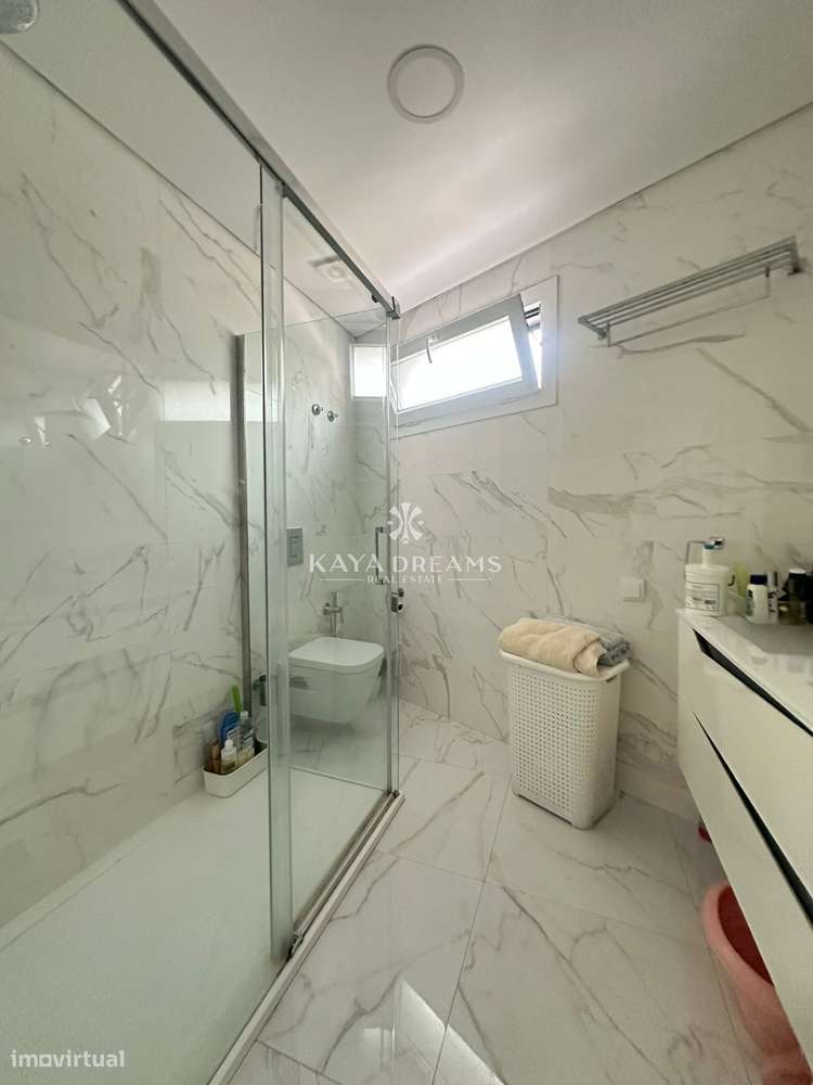 Moradia Semi Nova T4 de Luxo em Famões, a um Passo de Lisboa-17