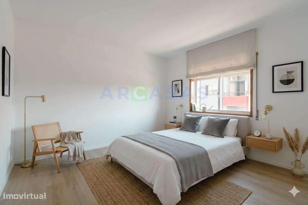 Apartamento T2 renovado, com lugar de garagem e varanda em Baguim do M-10