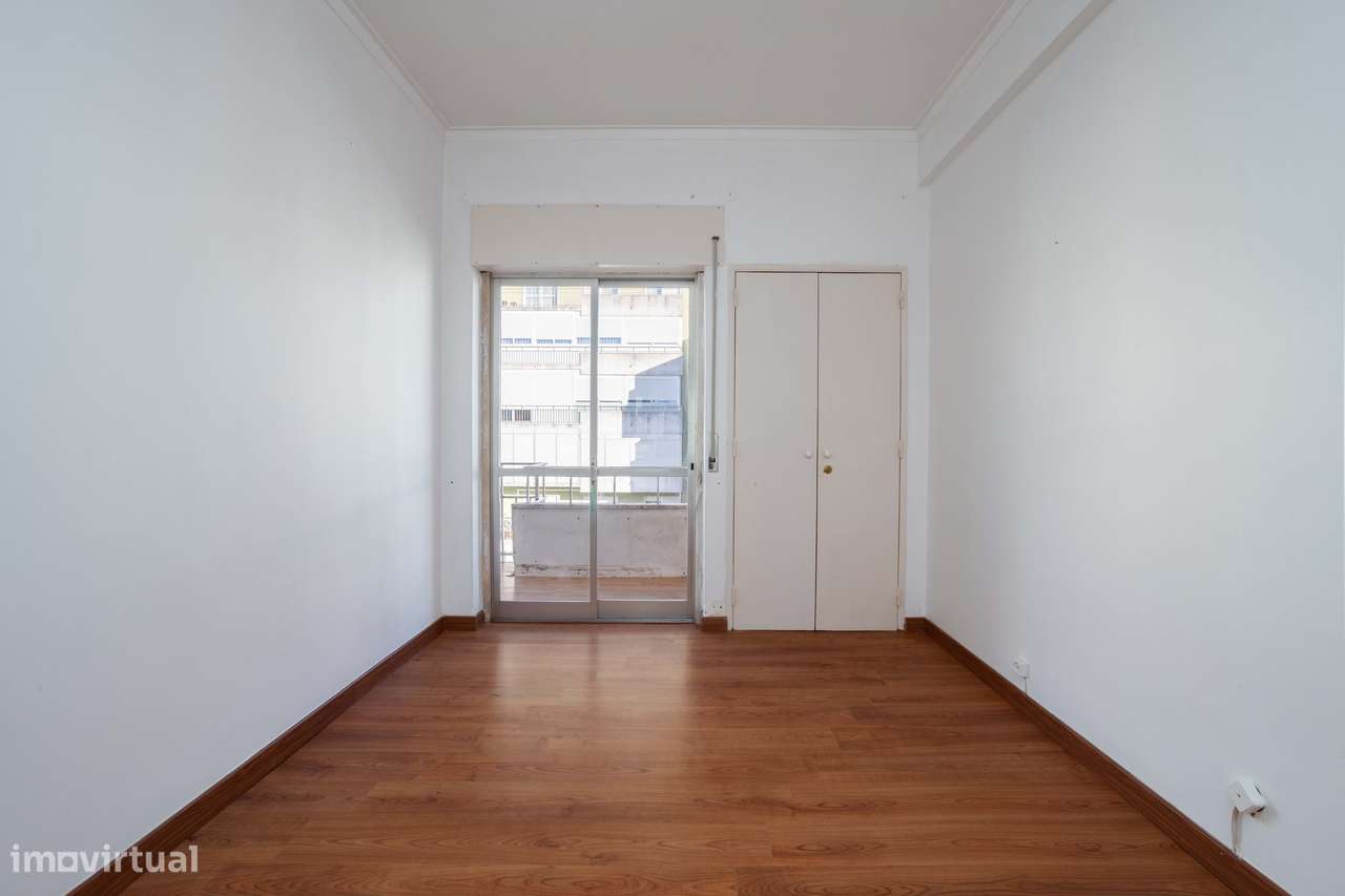 Oeiras, Apartamento T2 – Potencial para Criar e Renovar ao Seu Gosto!-13