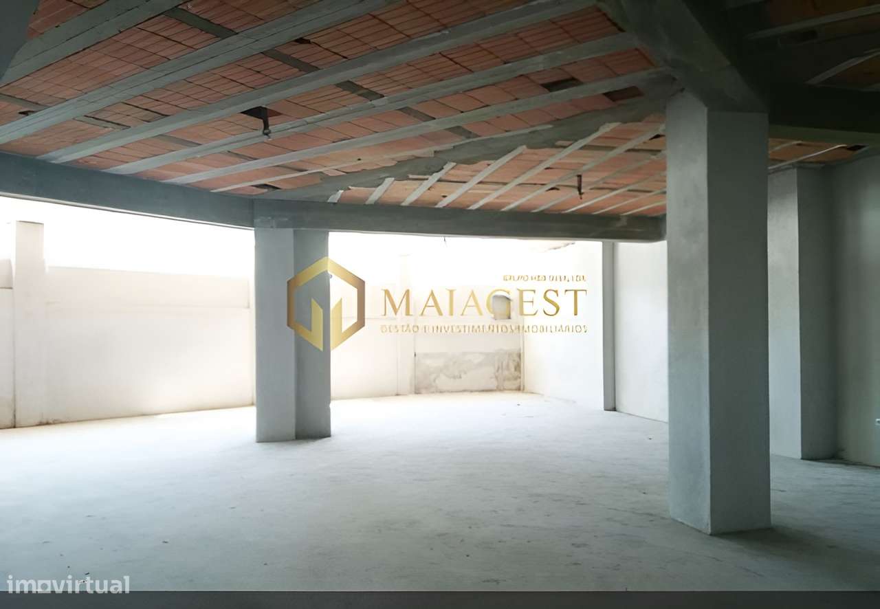 Loja em Sub-Cave Elevada com Luz Natural - Grande imagem: 2/5