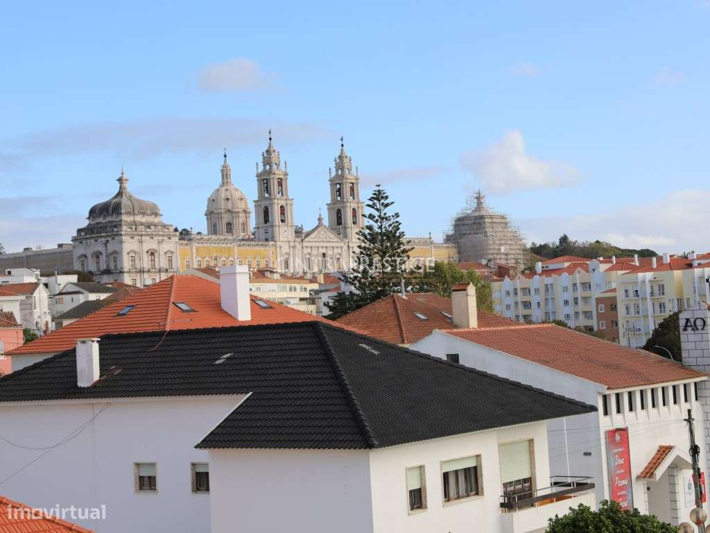 Moradia no Centro de Mafra com 2 Pisos e 2 Garagens.-36
