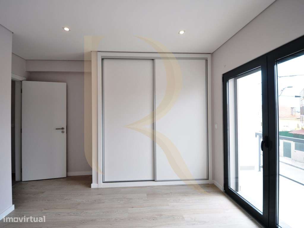 Moradia geminada nova T3 com garagem e terraço na Quinta do Conde-20