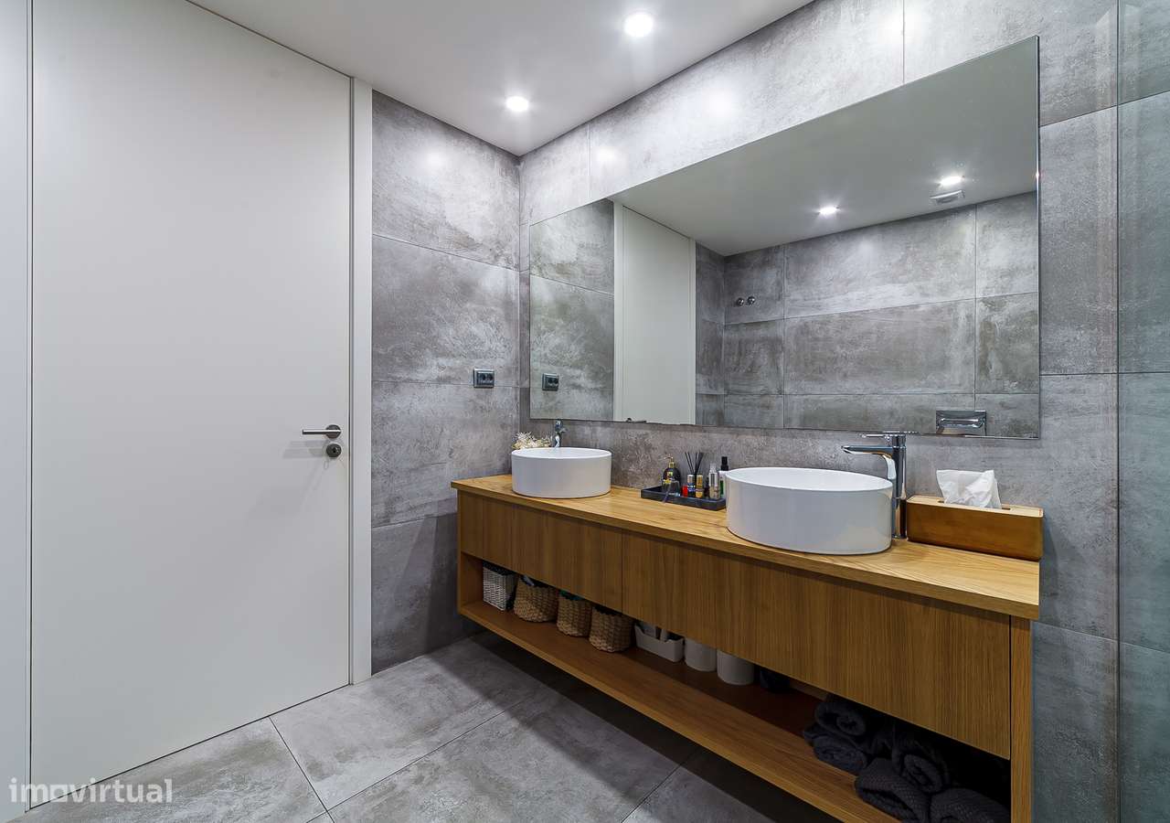 Exclusivo apartamento T3+1 seminovo, com 190m2, três frentes e box-25