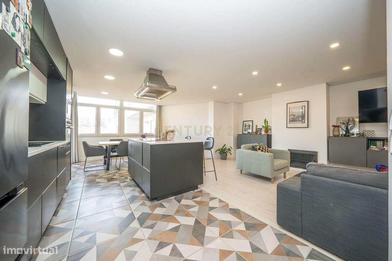 Espaçoso Apartamento T2, Totalmente Remodelado, c/ Varanda, Bairro Sal - Grande imagem: 2/39