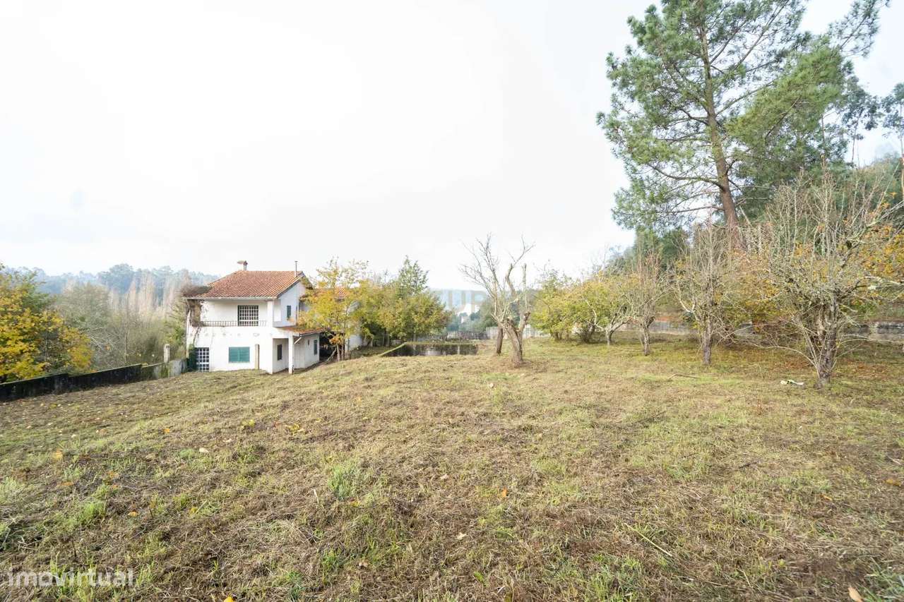 Moradia de dois pisos de tipologia T4 com terreno-52