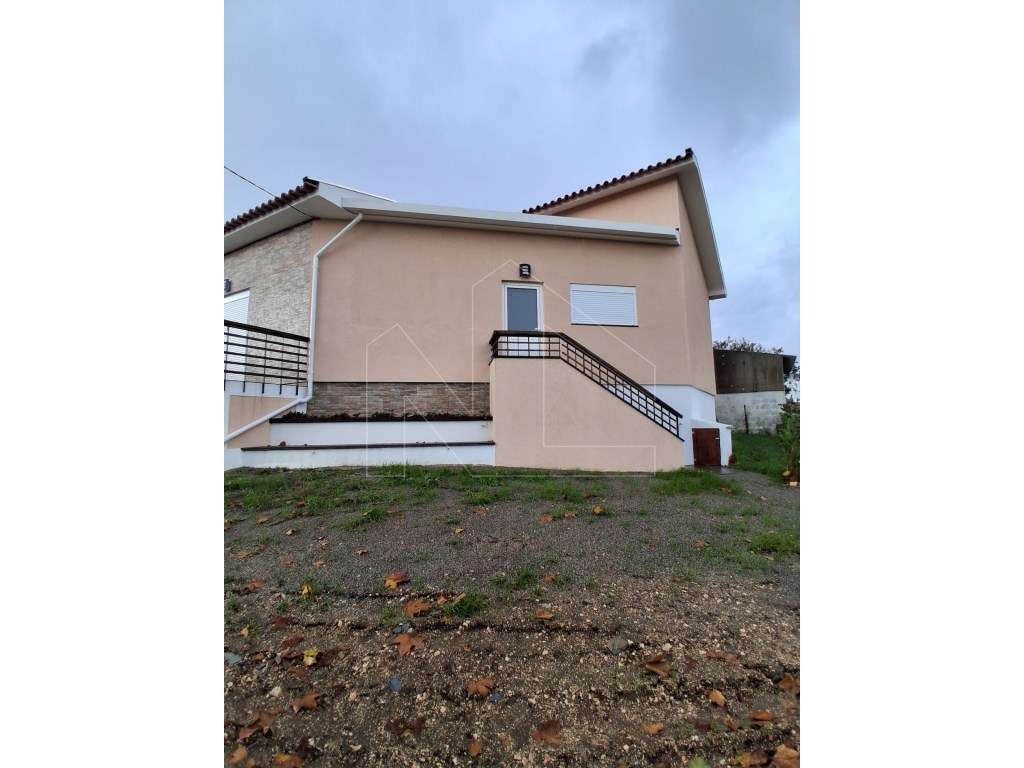 Moradia T2+1 Isolada e Térrea - Renovada em Estarreja-6
