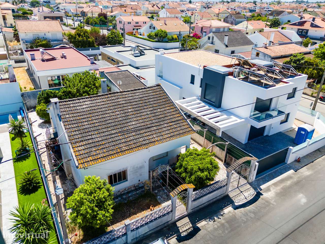 Moradia Isolada de 2 Pisos em Fernão Ferro – Excelente Área Exterior-1