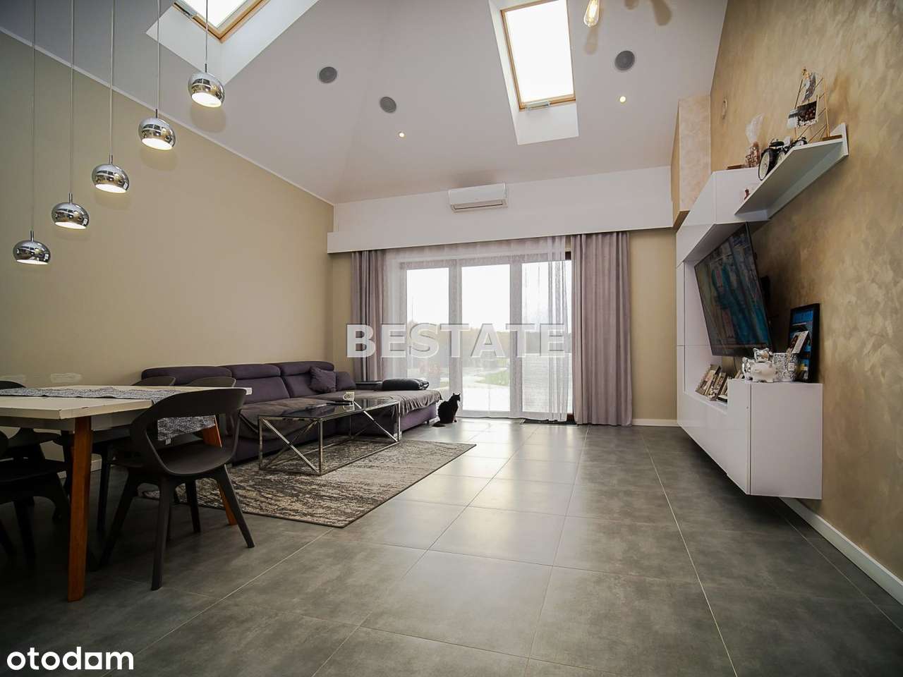 Komfortowy dom z basenem i budynkiem gospodarczym-12