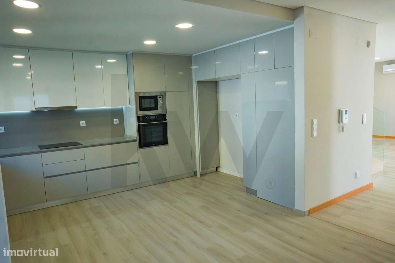 T3 Isolada em Famões: A Estreia Perfeita para a sua Família-17