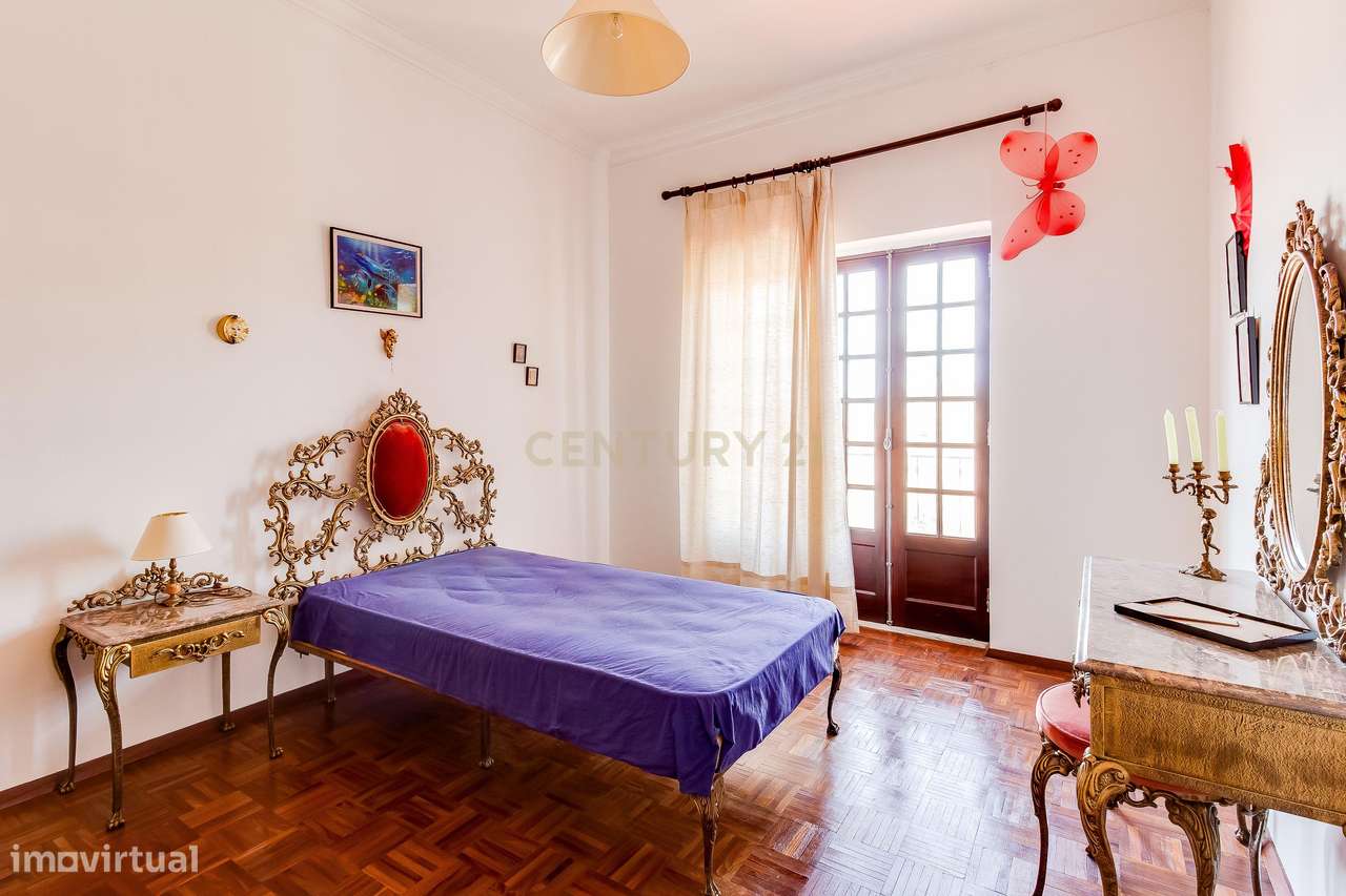 Moradia T4 com Potencial para 2 Frações  Terreno de 8.480 m²  Torres N-34