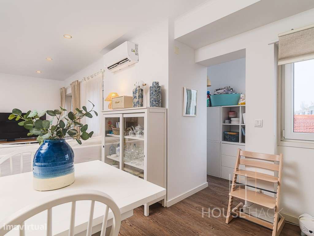 T2 Remodelado no Pragal com vista rio e duas varandas-9