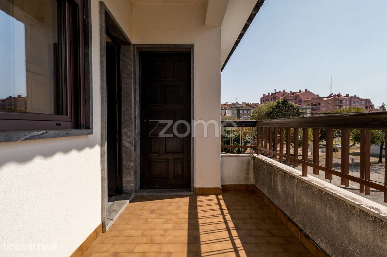 Moradia T4 (espaçosa) em Casais de Mem Martins-27