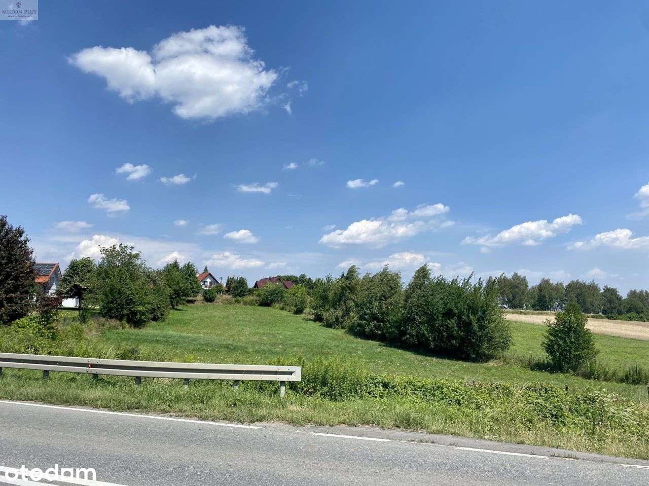 Mieszkaniowo-usługowa, widoczna, przy drodze 966-6