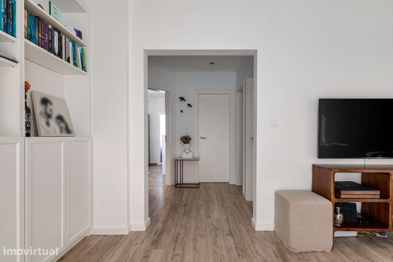 T2+1 Dúplex Remodelado com 4 Varandas e Vista Cristo Rei – Almada-5