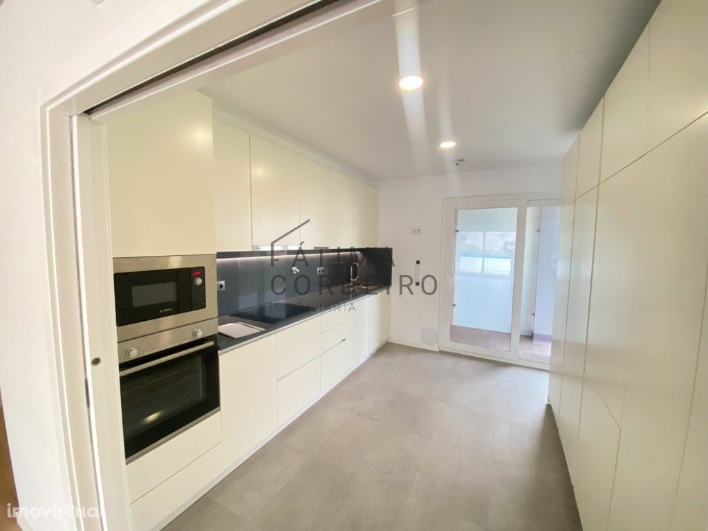 Apartamento Novo a Estrear na Cova Piedade, com Terraço e...